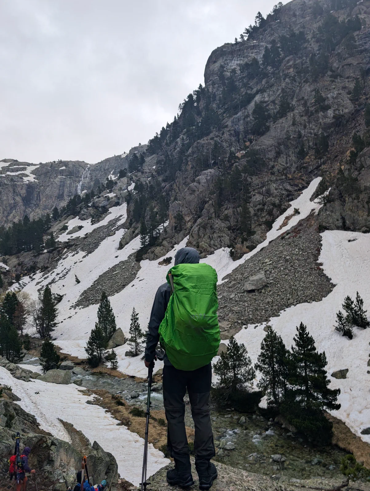 A group member crosses the snowy valley towards Garmo Negro