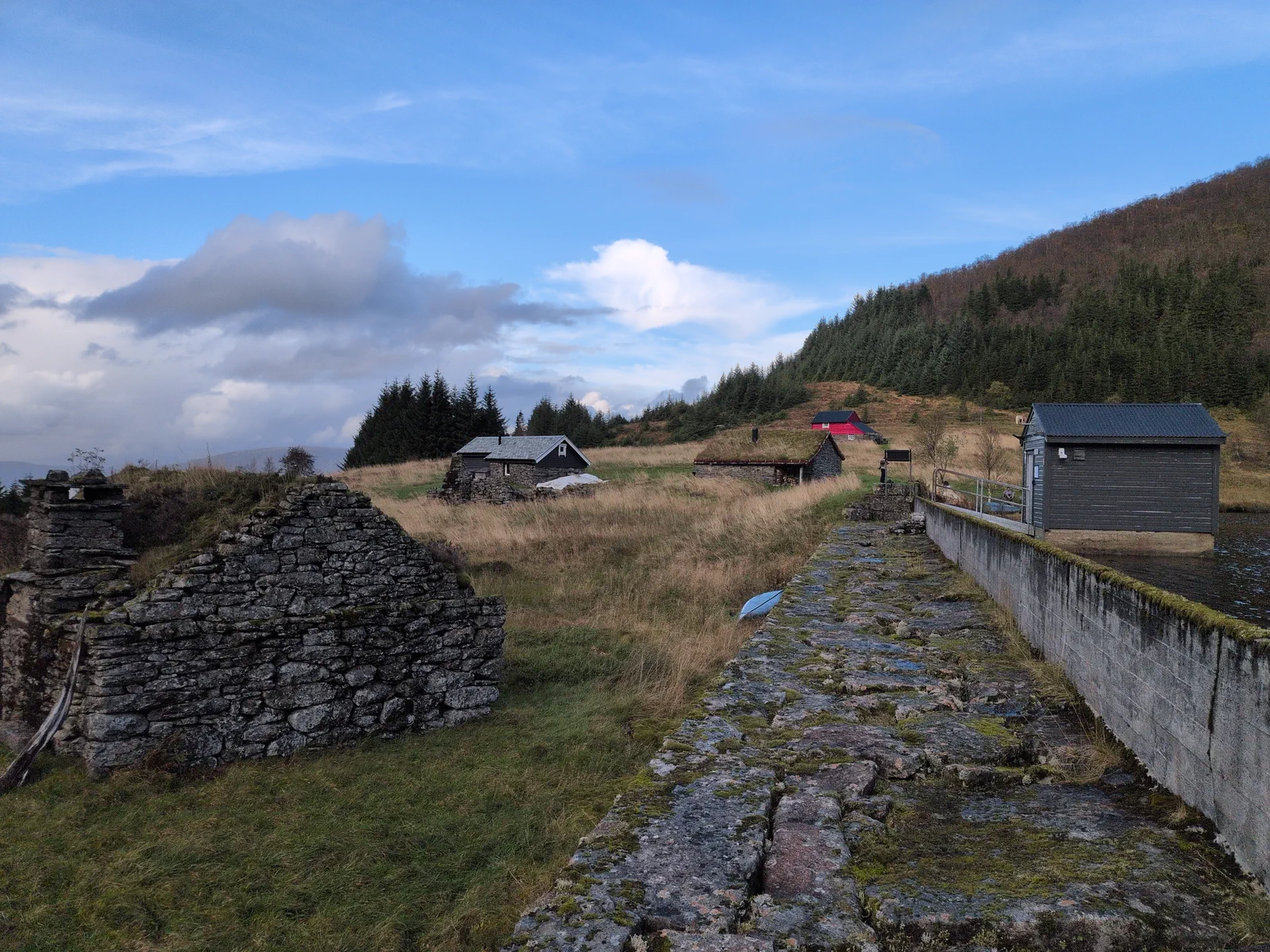 Cabañas junto al camino de piedra en la montaña