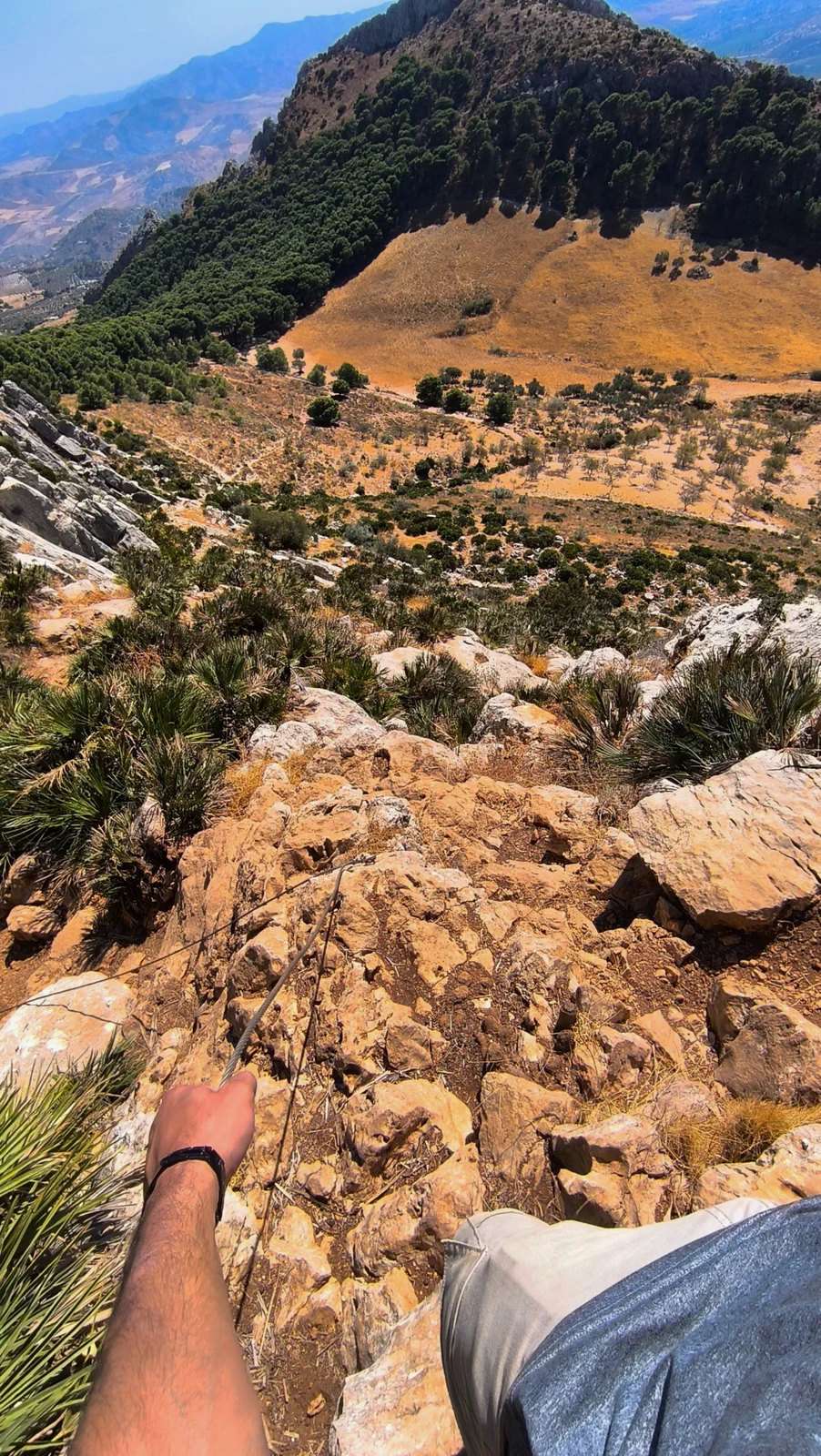 Steep descent through Falla de los Palmitos using a chain