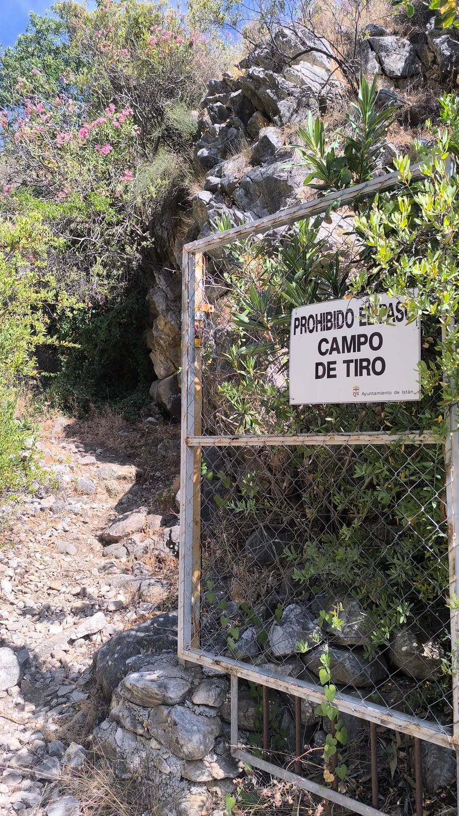 Fenced and signposted access beside the return path to Istán