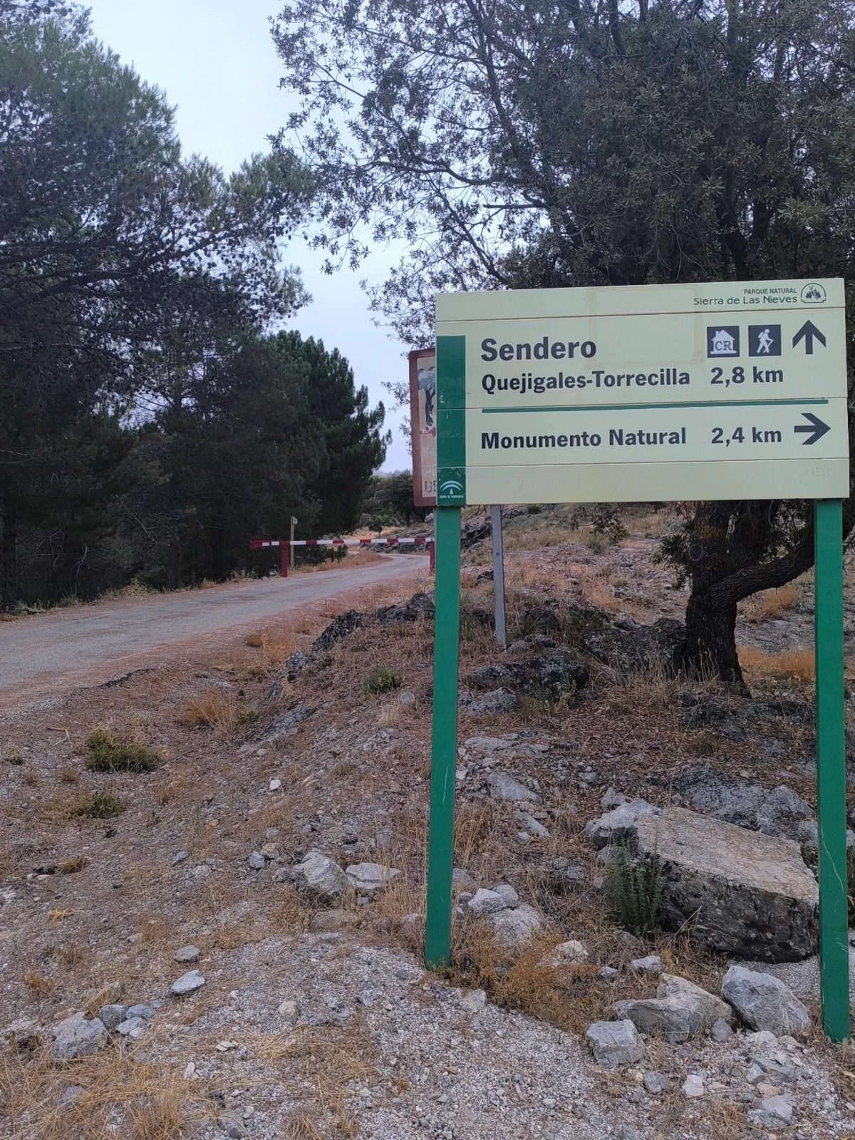Trail sign between Quejigales and Pico Torrecilla